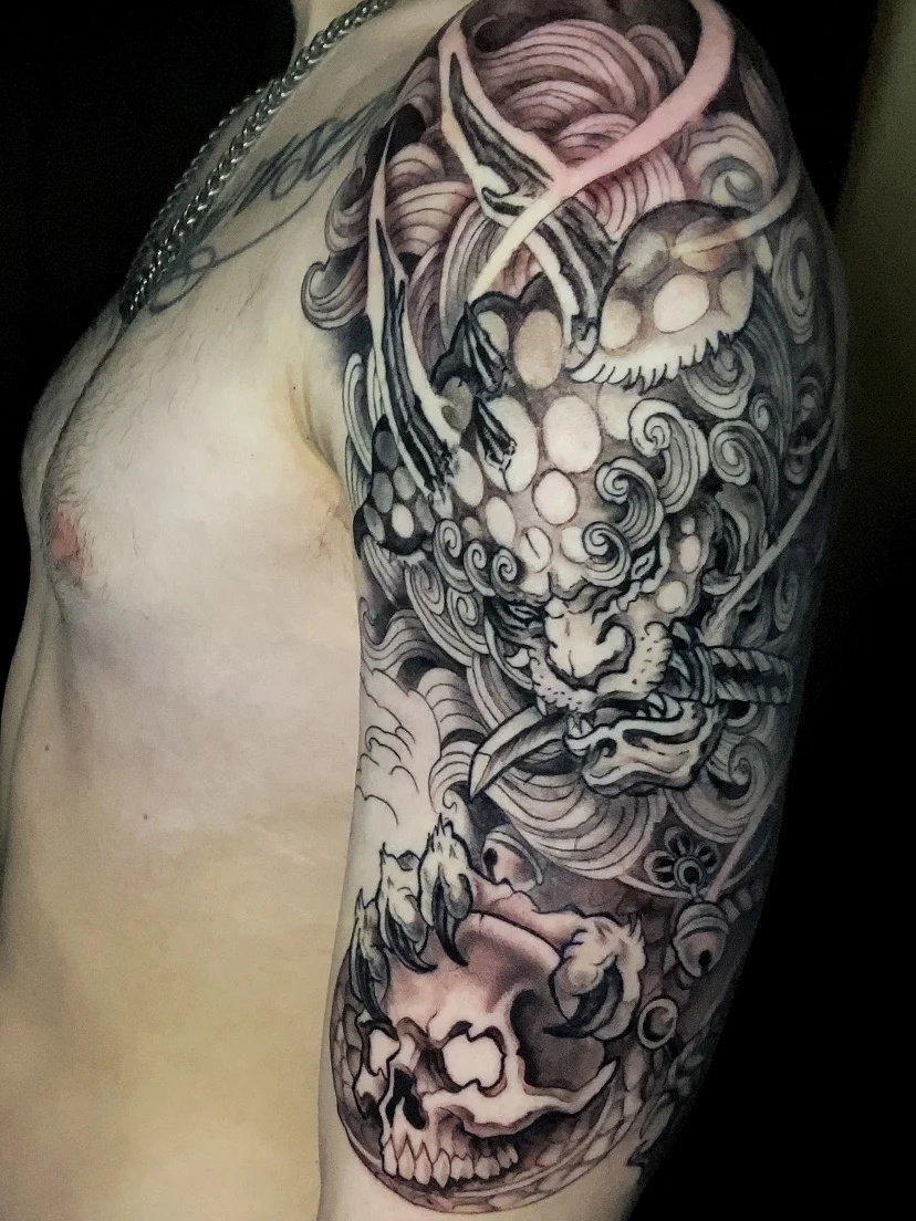 Tatuaje de Iván Pérez: Máscara y sombras